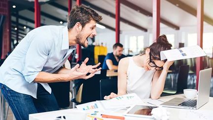 Plus d'un salarié sur trois déclare "être en contact avec des gens impolis" et "avoir des personnes qui prennent plaisir à faire souffrir" au travail. (DEAN DROBOT / SHUTTERSTOCK)