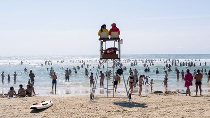 Des sauveteurs surveillent la baignade sur une plage de Biscarosse dans les Landes, le 9 juillet 2023. (VALENTINO BELLONI / HANS LUCAS)