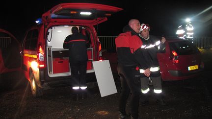 Des pompiers et des plongeurs inspectent les lieux o&ugrave; s'est &eacute;cras&eacute; un h&eacute;licopt&egrave;re, le 20 d&eacute;cembre 2013 &agrave; Lugon en Gironde.&nbsp; (MEHDI FEDOUACH / AFP)