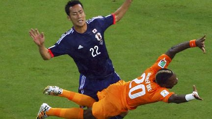 L'Ivoirien Geoffroy Serey (D) et le Japonais Maya Yoshia &agrave; Recife, le 14 juin 2014. (RUBEN SPRICH / REUTERS)