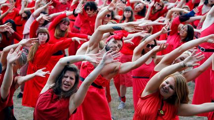 Des admirateurs de Kate Bush dansent durant un "flashmob" pour célébrer son tube "Wuthering Heights" le 13 juillet 2019 au&nbsp;Goerlitzer Park de Berlin. (DAVID GANNON / AFP)