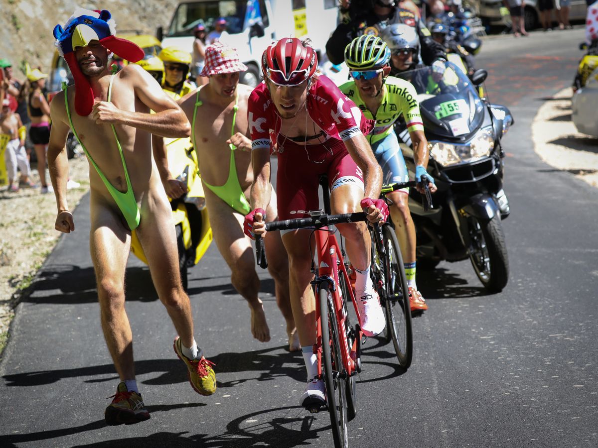 VIDEO. Tour de France 2017 : drôles, dangereux ou nus, les fans sont  capables de tout