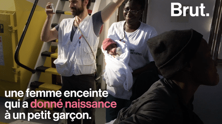 SOS Méditerranée a annoncé la naissance d'un sixième bébé à bord de l'Aquarius. Il s’agit d’un bateau de secours humanitaire qui aide les migrants qui traversent la Méditerranée dans des embarcations de fortune. Le nouveau-né est un petit garçon et il a été prénommé “Miracle“. Le responsable maritime de l’association SOS Méditerranée Antoine Laurent a raconté à Brut comment cela s’est passé.