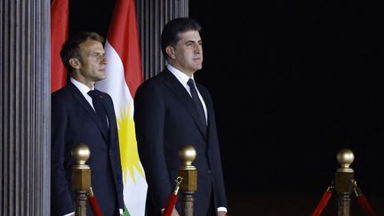 Le président français Emmanuel Macron et son homologue de la région irakienne autonome du Kurdistan&nbsp;Nechirvan Barzani lors de l'arrivée officielle du Français à l'aéroport d'Arbil au Kurdistan le 29 août 2021. (LUDOVIC MARIN / AFP)