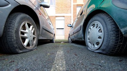 Un homme a été interpellé à Angoulême après avoir crevé 102 pneus de voitures (illustration). (JOHAN BEN AZZOUZ / MAXPPP)