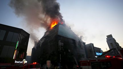 Le feu a pris dans cet immeuble de Jecheon (Corée du Sud), une ville située à 120 km au sud-est de Séoul. (YONHAP / AFP)