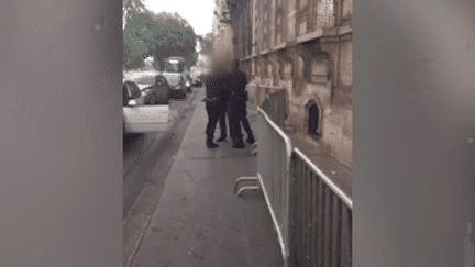 Vidéo amateur, prise le dimanche 31 juillet à Paris, lors de&nbsp;l'interpellation d'un policier en état d'ébriété à Paris.&nbsp; (DR / LE PARISIEN)