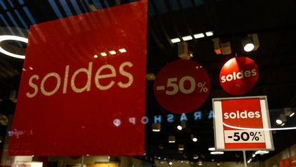 Un panneau indiquant des soldes dans un magasin de Caen (Calvados), le 8 janvier 2020. (SAMEER AL-DOUMY / AFP)