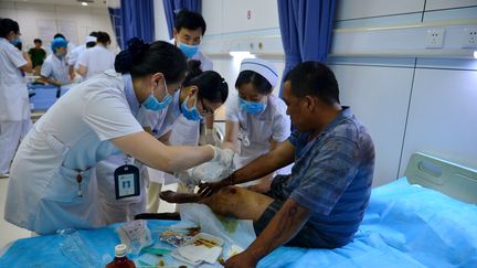 A l'h&ocirc;pital de Tianjin, les premiers soins sont prodigu&eacute;s aux victimes de l'explosion qui a eu lieu sur la zone portuaire de la ville le 12 ao&ucirc;t 2015.&nbsp; (REUTERS)