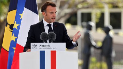 Emmanuel Macron lors d'un discours à Nouméa (Nouvelle-Calédonie), le 26 juillet 2023. (LUDOVIC MARIN / AFP)