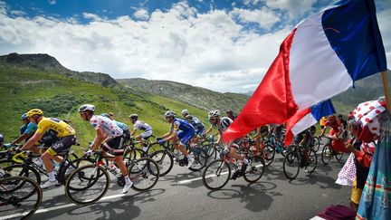 Le Britannique Chris Froome, maillot jaune et le Français Warren Barguil, maillot à pois (meilleur grimpeur), pendant la dix-septième étape du Tour de France, entre&nbsp;La Mure et&nbsp;Serre-chevalier, le 19 juillet 2017. (DAVID STOCKMAN / BELGA MAG)