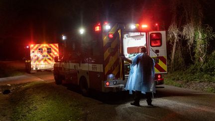 Des pompiers transportent un patient atteint du Covid-19 à Houston (Etats-Unis), le 24 août 2021. (JOHN MOORE / GETTY IMAGES NORTH AMERICA / AFP)