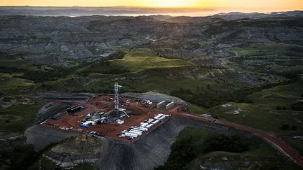 par plus de 200 plates-formes et 6000 puits.
 
Vingt millions de barils de pétrole sont extrait de la roche de schiste chaque mois. (Andrew Burton / Getty Images / AFP)