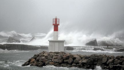 Des vagues déferlent&nbsp;à Sète (Hérault) lors des intempéries, le 27 février 2016. (MAXPPP)