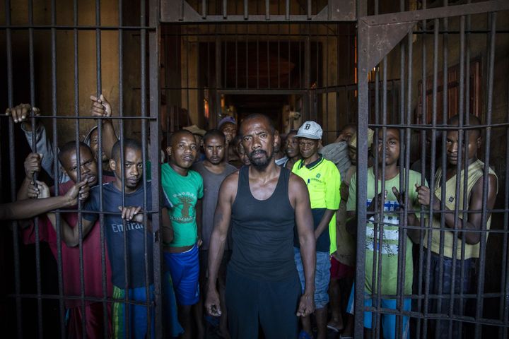 Détenus à la prison de Manakara (sud-est de Madagascar) le 15 septembre 2018. Au cenre de la photo se tient José Alain, surnommé le Rasta de Manakara, en attente de jugement pour cambriolage. Il affirme être innocent et avoir été battu par la police après son arrestation. (Amnesty International (Photo:Richard Burton))