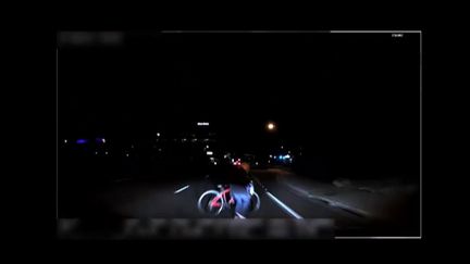 Capture d'une vidéo montrant la collision entre une voiture autonome testée par Uber et une piétonne, à Tempe, dans l'Arizona (Etats-Unis), le 18 mars 2018.&nbsp; (HO / TEMPE POLICE DEPARTMENT / AFP)