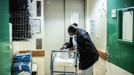 Une infirmière&nbsp;s'occupe d'un nouveau-né dans l'hôpital des Diaconesses, à Paris, le 17 novembre 2020. (MARTIN BUREAU / AFP)