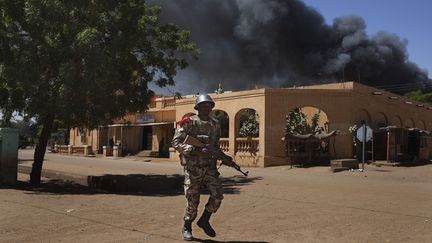 Un soldat malien combattant les djihadistes &agrave; Gao ( Mali), le 21 f&eacute;vrier 2013. (JOE PENNEY / REUTERS)