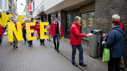 Militants socialistes faisant campagne pour le non au référendum sur l'accord d'association de l'UE avec l'Ukraine à La Haye.  (Bart Maat / ANP / AFP)