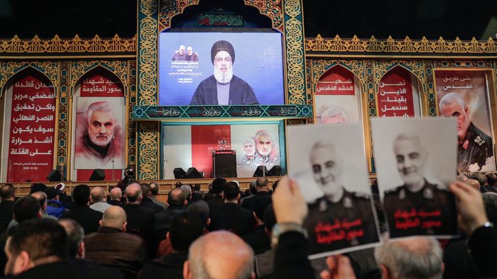 Des&nbsp;militants du Hezbollah suivent un discours de leur leader, Hassan Nasrallah, qui réagit à la mort de Qassem Soleimani, le 5 janvier 2020, à Beyrouth (Liban). (ANWAR AMRO / AFP)