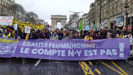 Les "gilets jaunes" lors d'une manifestation à Paris, le 9 mars 2019. Plusieurs femmes ont défilé avec une banderole : "Egalité femme/homme : le compte n'y est pas !" (GILLES GALLINARO / RADIO FRANCE)