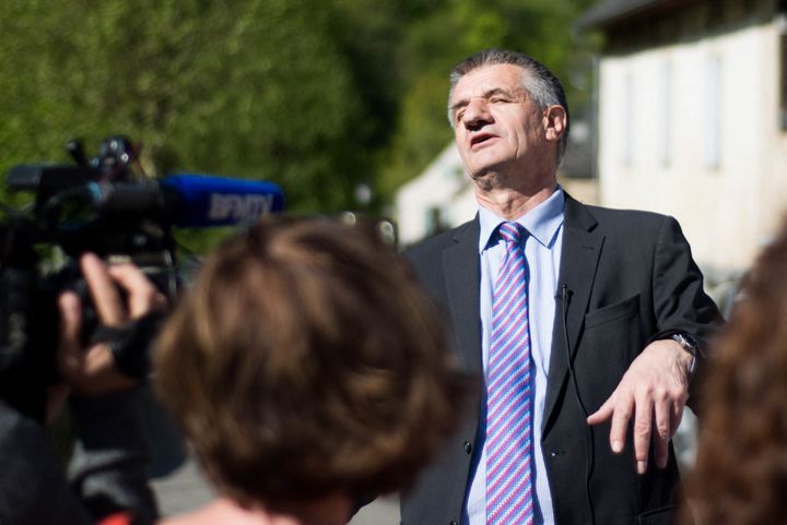 Jean Lassalle lors de son vote dans la commune de Lourdios-Ichère (Pyrénées-Atlantiques), dimanche 23 avril 2017. (LAURENT FERRIERE / HANS LUCAS / AFP)