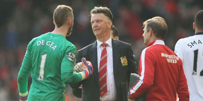 David De Gea serre la main de son entraîneur Louis Van Gaal