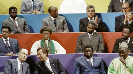 Le président français François Mitterrand et son Premier ministre Jacques Chirac lors du sommet de la Francophonie, à Québec (Canada) le 2 septembre 1987 (JEROME DELAY / AFP)