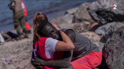 Ceuta : les photos d'une étreinte entre un migrant et une bénévole de la Croix-Rouge deviennent virales