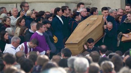 Les obsèques de Philippine ont eu lieu vendredi 27 septembre. La foule était nombreuse pour soutenir les proches de la jeune femme, dont le corps avait été retrouvé au bois de Boulogne. (France 2)