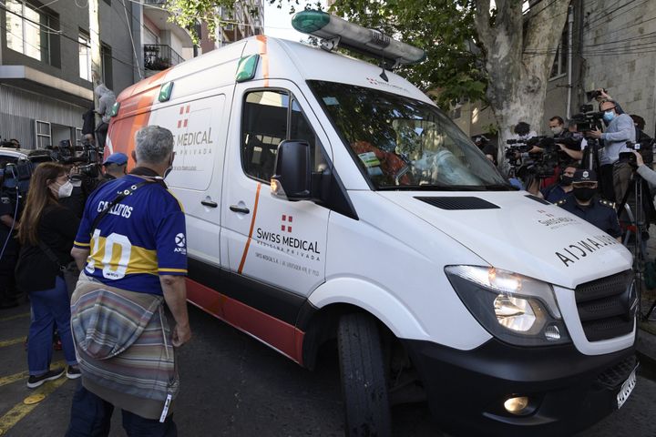 L'ambulance transportant Maradona quitte la clinique de la banlieue de Buenos Aires (JUAN MABROMATA / AFP)