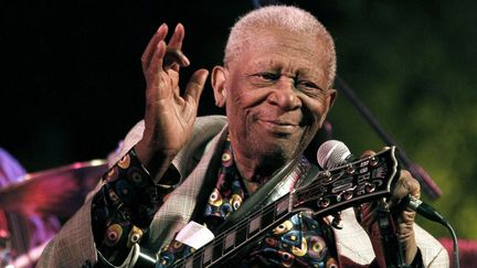 Le bluesman B.B. King salue la foule, le 22 ao&ucirc;t 2012, &agrave; Indianola (Mississippi, Etats-Unis).&nbsp; (ROGELIO V. SOLIS / AP / SIPA)