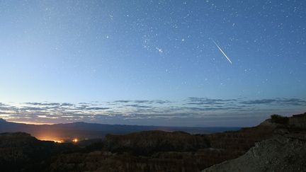 Une étoile filante dans le ciel de l'Utah (Etats-Unis), le 12 août 2016. (ETHAN MILLER / GETTY IMAGES NORTH AMERICA / AFP)