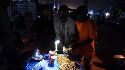 Le stand d'un vendeur d'arachides sur le marché d'Ibafo (Nigeria), lors d'un blackout le 22 mars 2022 (PIUS UTOMI EKPEI / AFP)