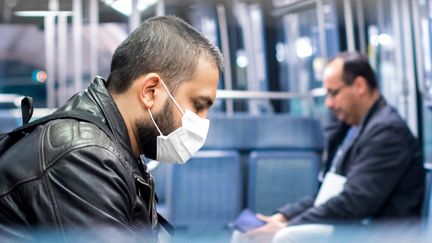 Des passagers portent un masque dans le métro à Paris, le 8 avril 2020.&nbsp; (ST?PHANE FERRER YULIANTI / HANS LUCAS / AFP)