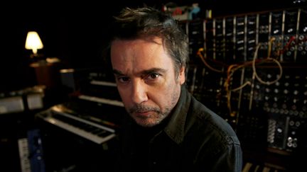 &nbsp; (Jean-Michel Jarre dans son studio, où se côtoient des machines couvrant les quatre dernières décennies © MAXPPP)