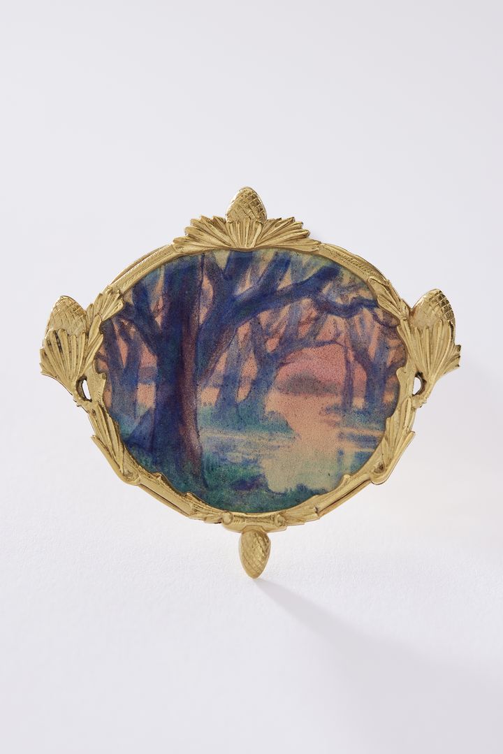 Lucien Hirtz pour la Maison Boucheron, La Forêt, broche, or vert et émail, 1910. Paris, collection Boucheron. Photo Benjamin Chelly. (Benjamin Chelly.)