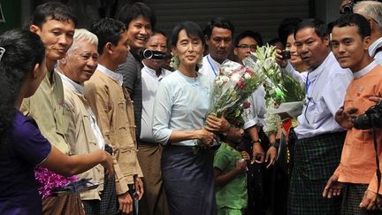 elle inaugure une bibliothèque à Rangoun. (AFP PHOTO / Soe Than WIN)