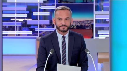 Le JT de 23h de franceinfo du mercredi 26 juin, présenté par Jean-Christophe Galeazzi, est consultable en ligne en replay pour voir et revoir ce journal télévisé qui décrypte l'actualité. Retrouvez les dernières infos de la semaine, les grands reportages, les interviews, l'Eurozapping et les explications de la rédaction sur toute l’actualité nationale et internationale. (FRANCEINFO)