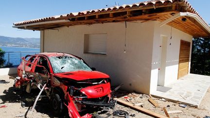 Une voiture vis&eacute;e par un attentat &agrave; l'explosif &agrave; Porticcio (commune de Grosseto-Prugna, Corse-du-Sud), le 11 mai 2012. (PASCAL POCHARD CASABIANCA / AFP)