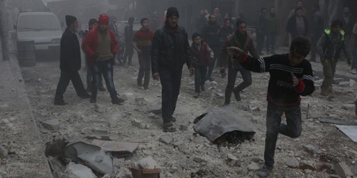 Après des frappes russes sur des zones résidentielles, dans le quartier de Bustan al-Qasr, quartier d'Alep, en Syrie, le 21 janvier 2016. (Beha el Halebi / ANADOLU AGENCY)