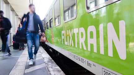 Un train de la compagne FlixTrain à Hanovre (Allemagne), le 23 mai 2019.&nbsp; (JULIAN STRATENSCHULTE/DPA/AFP)
