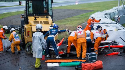 Des secouristes s'affairent autour du v&eacute;hicule du pilote fran&ccedil;ais Jules Bianchi, lors du Grand prix du Japon, le 5 octobre 2014 &agrave; Suzuka. (  MAXPPP)