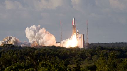 Une fus&eacute;e Ariane 5, transportant deux satellites de t&eacute;l&eacute;communications, d&eacute;colle de Kourou (Guyane), le 30 ao&ucirc;t 2013. (JEROME VALLETTE / AFP)