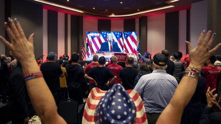 Des supporters de Donald Trump célèbrent la victoire de leur candidat, le 6 novembre 2024, dans le Nevada. (RONDA CHURCHILL / AFP)