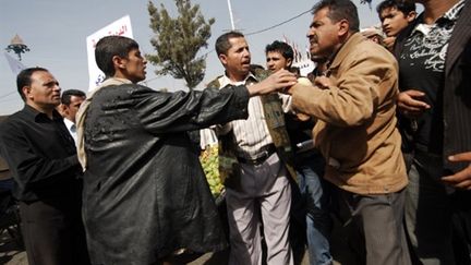 Des étudiants yéménites s'opposent aux supporters du gouvernement lors de manifestations à Sanaa le 12 février (AFP/Mohammad HUWAIS)