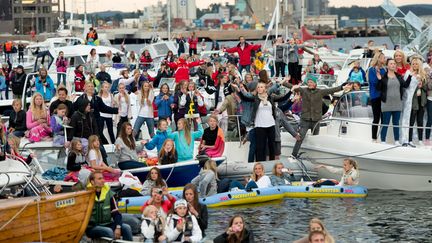 Des fans de Justin Bieber patientent dans le port avant le d&eacute;but de son concert &agrave; l'op&eacute;ra d'Oslo (Norv&egrave;ge), le 30 mai 2012. (IAN GAVAN / GETTY IMAGES)