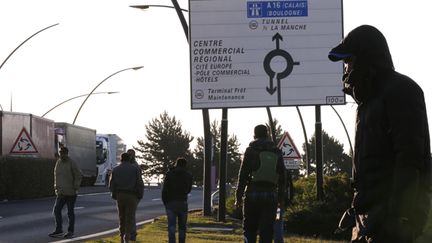 &nbsp; (Migrants près du site Eurotunnel à Calais © REUTERS/Pascal Rossignol)