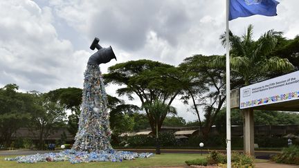 L'oeuvre d'art Plastic tap (le robinet de plastique) du Canadien Benjamin von Wong installé&nbsp;à l’entrée du Sommet mondial contre la pollution plastique à Nairobi au Kenya le 22 février 2022. (TONY KARUMBA / AFP)