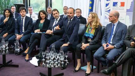 Edouard Philippe entouré de cinq de ses ministres, à la préfecture de Bobigny, en Seine-Saint-Denis, le 31 octobre 2019. (CHRISTOPHE MORIN / MAXPPP)